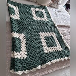 Vintage Pine Green and White/cream Crochet Blanket Throw scallop edging